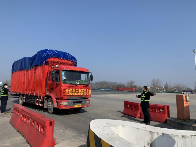 蕪合高速雍鎮(zhèn)收費(fèi)站對(duì)運(yùn)輸疫情防控藥品車(chē)輛優(yōu)先保障通行1.png