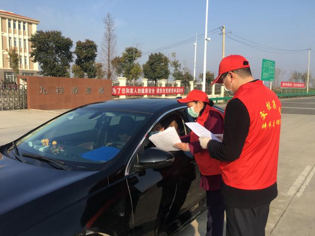 2月1日，蚌埠處九梓站向廣大司乘人員發(fā)放《安徽省交通運(yùn)輸廳疫情防控工作指揮部 致司乘朋友的公開(kāi)信》 (1).jpg