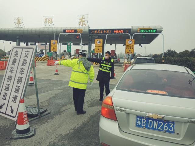 阜陽(yáng)處配合交警對(duì)非皖籍車(chē)輛進(jìn)行勸返 (1).jpg