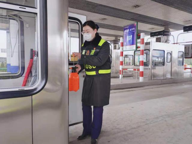 淮南西站的凡文欣，作為一名“90后”團(tuán)干部，始終堅(jiān)守一線戰(zhàn)疫情.jpg