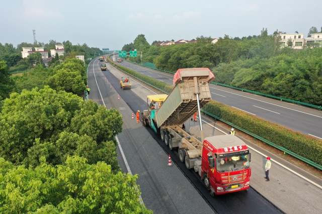 7月15日，滬武高速馬巢段進行單車道路面銑刨重鋪作業(yè)。.png